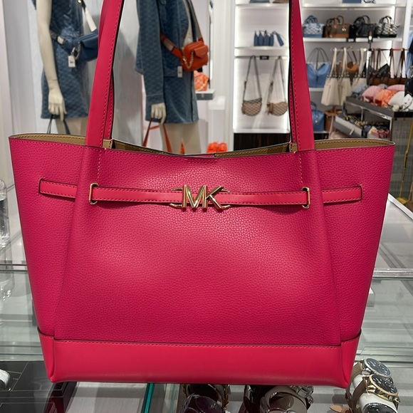 MICHAEL KORS
Reed Large Logo Belted Shoulder Tote Bag
Electric Pink - Picture 1 of 16